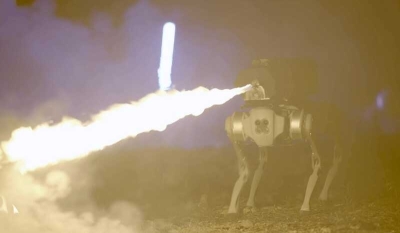 Компания из США Throwflame представила робота-собаку с огнемётом на спине
